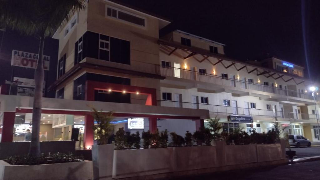 蓬塔卡纳珊瑚广场酒店的一座大型建筑,在晚上前有栅栏