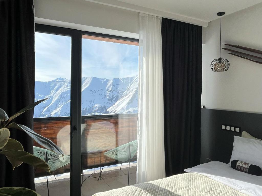 古多里Luxury hotel room with amazing views的卧室设有山景窗户