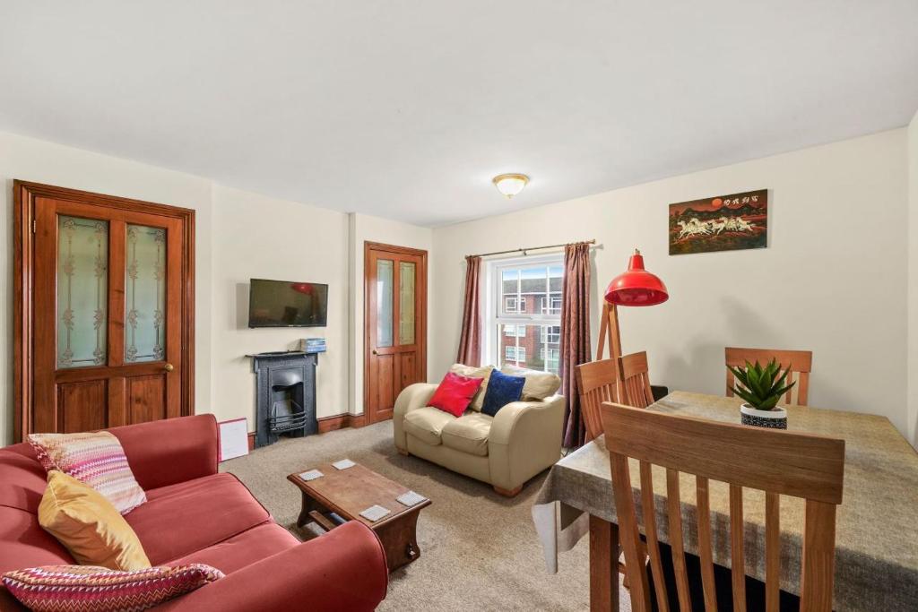 KentLovely 2 bedroom duplex apartment, Maidstone sleeps 5的客厅配有沙发和桌子