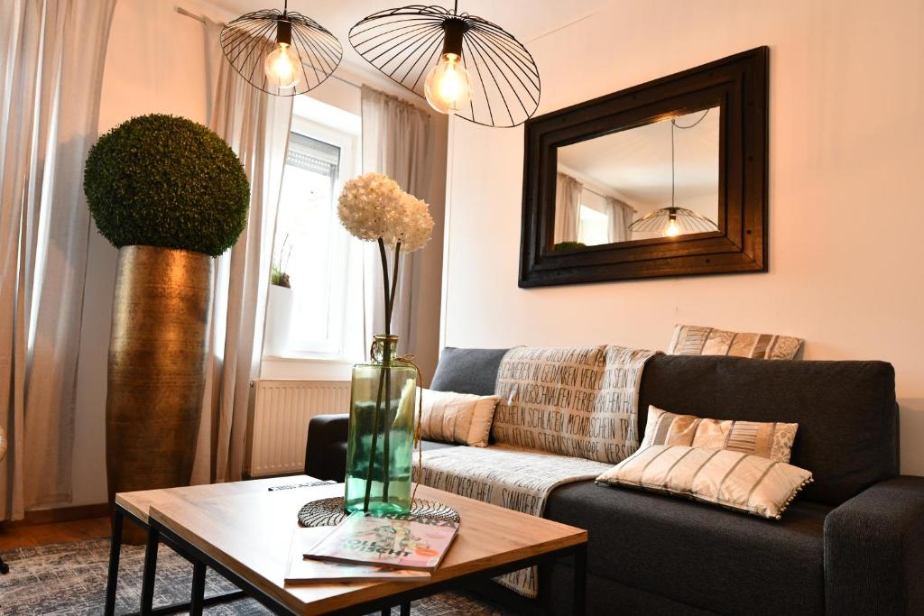 WadgassenHeimat Floral Ferienhaus的客厅配有沙发和桌子