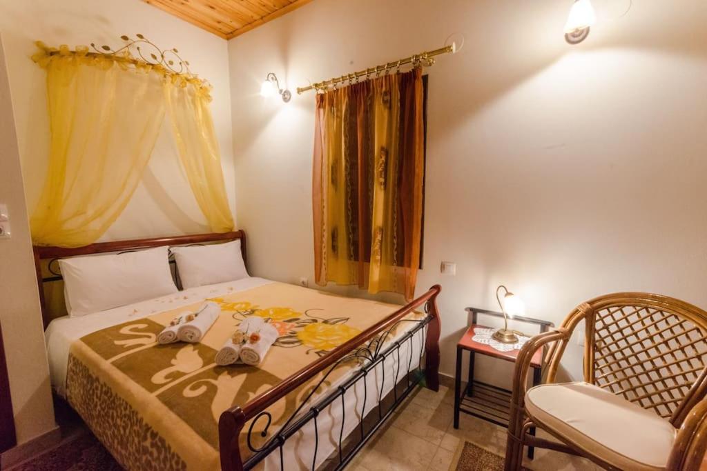 桑加拉达Pelion Maisonette的一间卧室配有一张带桌子和椅子的床