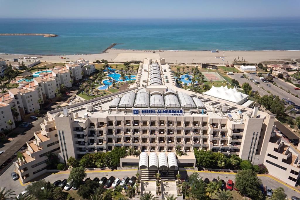 阿尔梅利马AR阿尔梅里玛尔酒店的享有酒店和海滩的空中景致