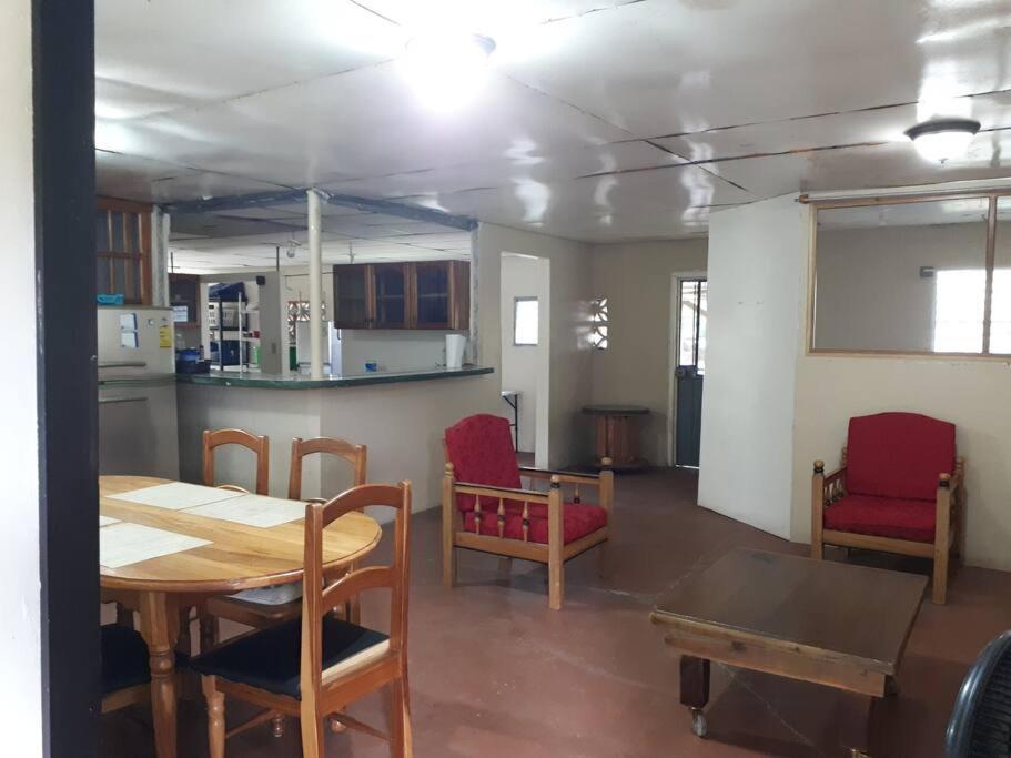 AlmiranteGia's Garage & Home for Bocas travelers的用餐室以及带桌椅的厨房。