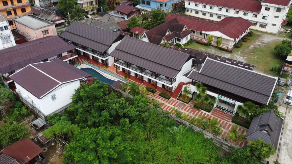 万荣Confetti Garden Resort的屋顶房屋的顶部景色