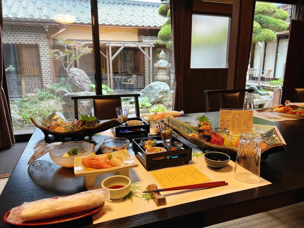 京丹后市Japanese style hotel Morigen的一张桌子上有很多种不同的食物