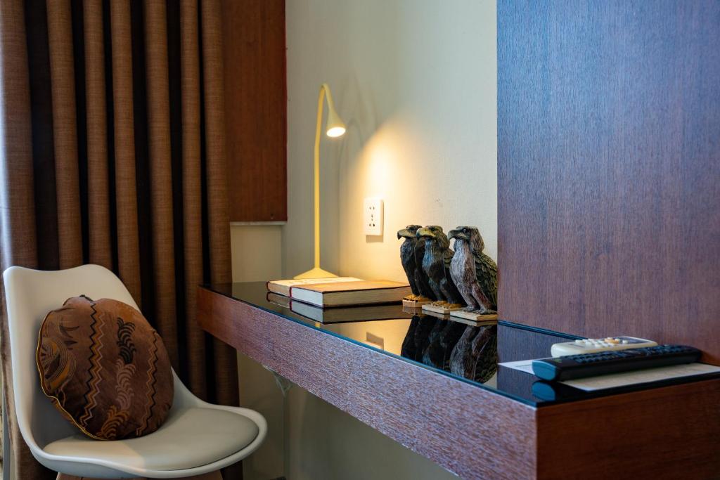 乌兰巴托Edelweiss Art Hotel的一间房间,桌子上有两只鸟