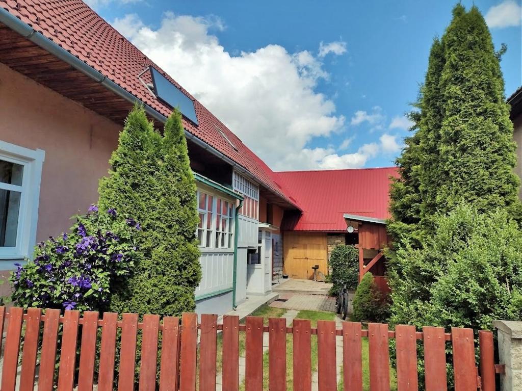 Liptovský OndrejChalupa u Porubäna的红色屋顶房屋前的围栏