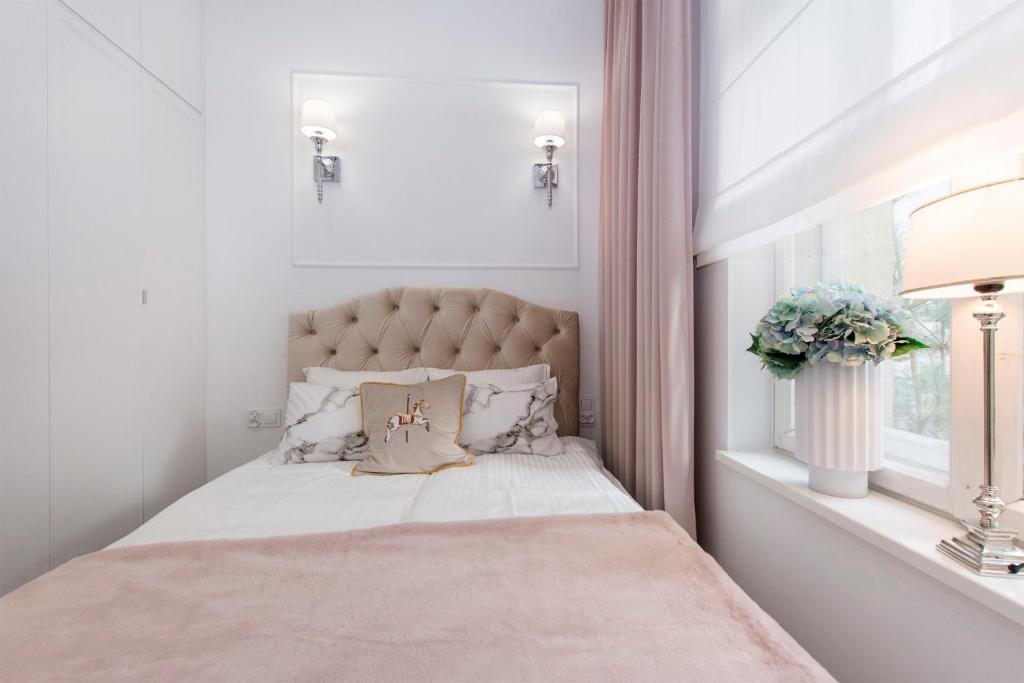 索波特La Boutique Studio Sopot的白色卧室设有一张大床和窗户