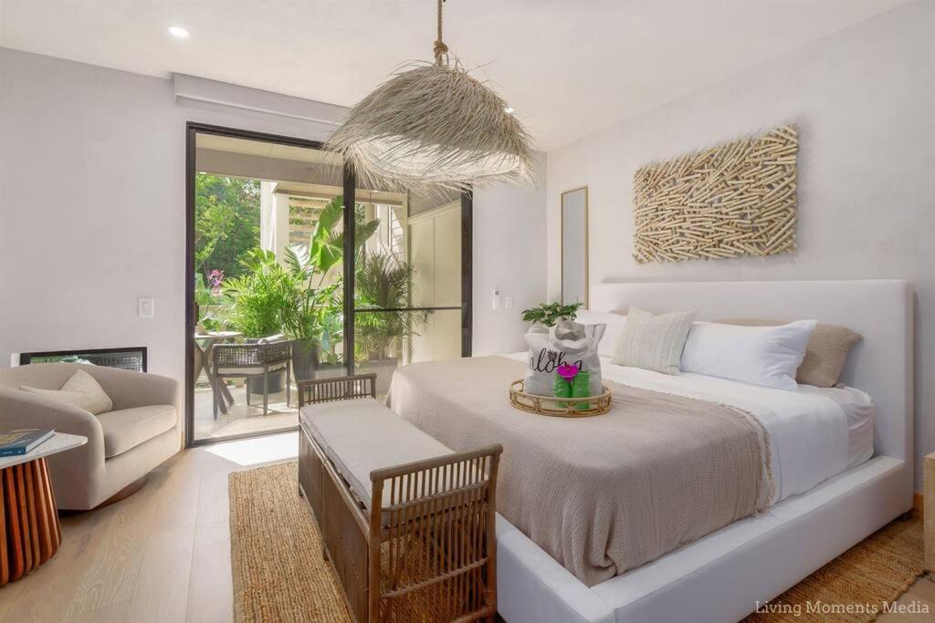 维雷亚Tiki Tiki - Gorgeous Boho Beach Hideaway!的一间卧室设有一张床和一间客厅。