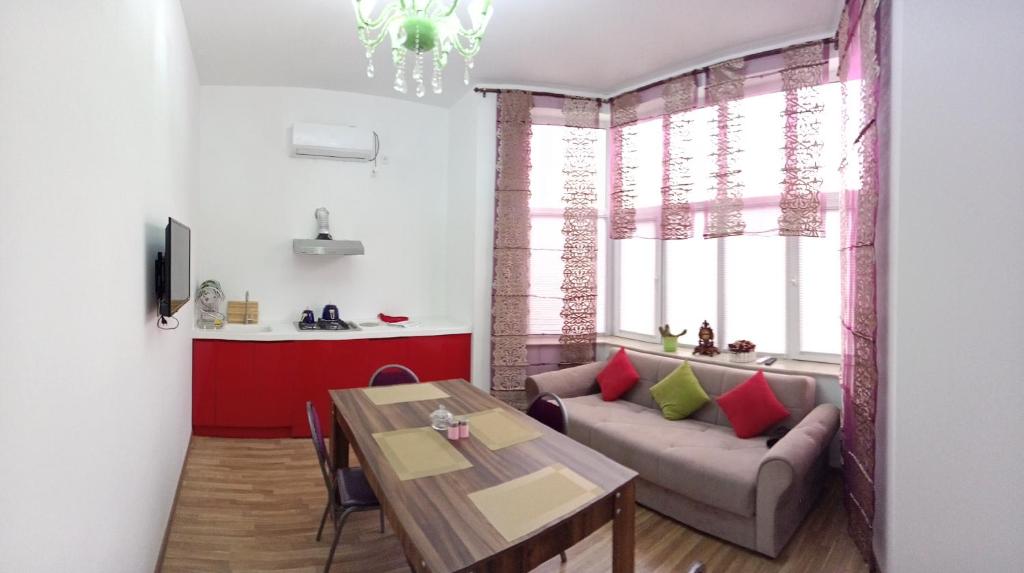 巴库Colour的客厅配有沙发和桌子