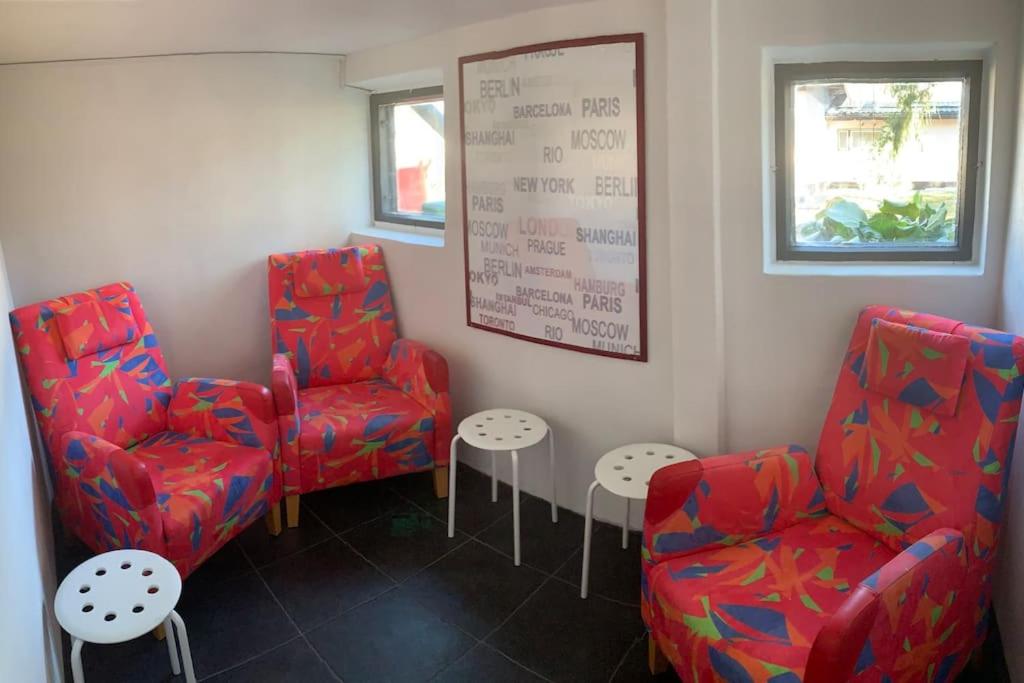 RaisioOmakotitalo, Raisio (near Meyer gate)的一间等候室,配有两把椅子和两张桌子