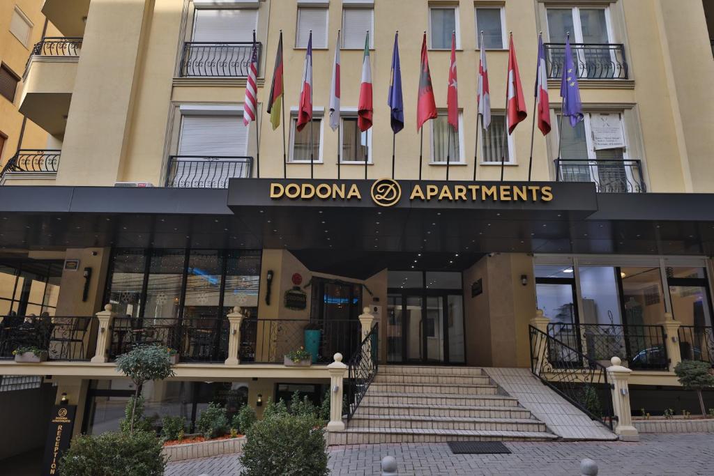普里什蒂纳Dodona ApartHotel in Prishtina的建筑物前方的一排旗帜