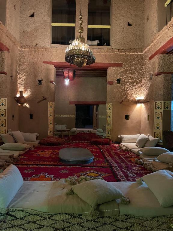 TissintRyad lcaid的大房间设有许多枕头和吊灯
