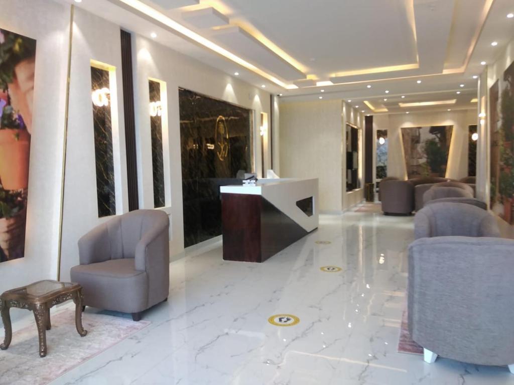 Aḩad al MasāriḩahAdmire Apart Hotel - 2的大楼内带椅子和书桌的大堂