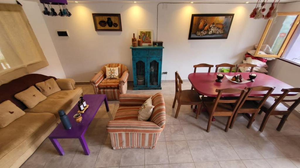 普尔马马尔卡Imagine duplex的客厅配有桌椅和沙发