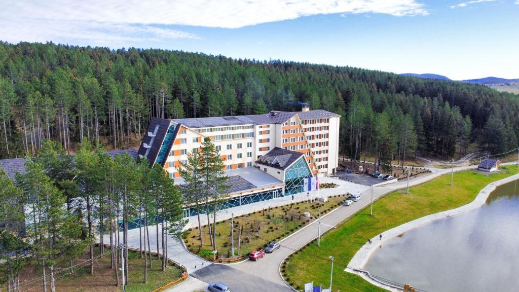 谢尼察Hotel Borovi Forest Resort & Spa的享有一座拥有湖泊和树木的建筑的空中景致