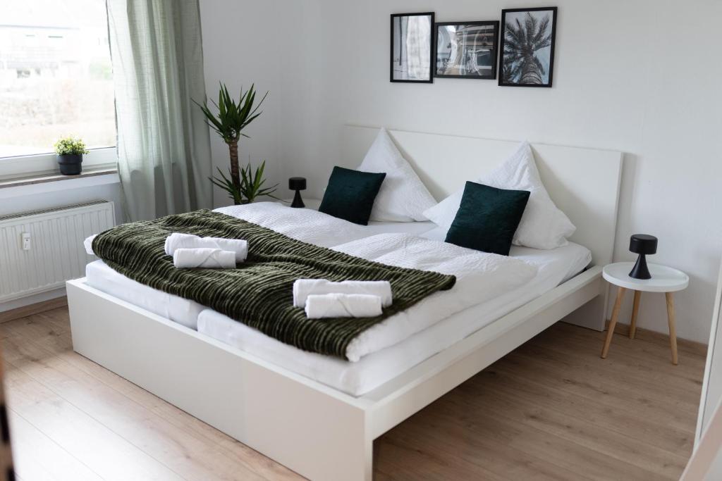 哈姆Modern 3Room Apartment Free Wifi Netflix and free Parking的白色的床和绿色的白色枕头