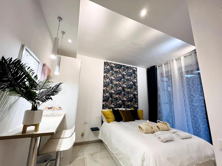 瓦雷泽Suite del Ponte的卧室配有白色的床和窗户。