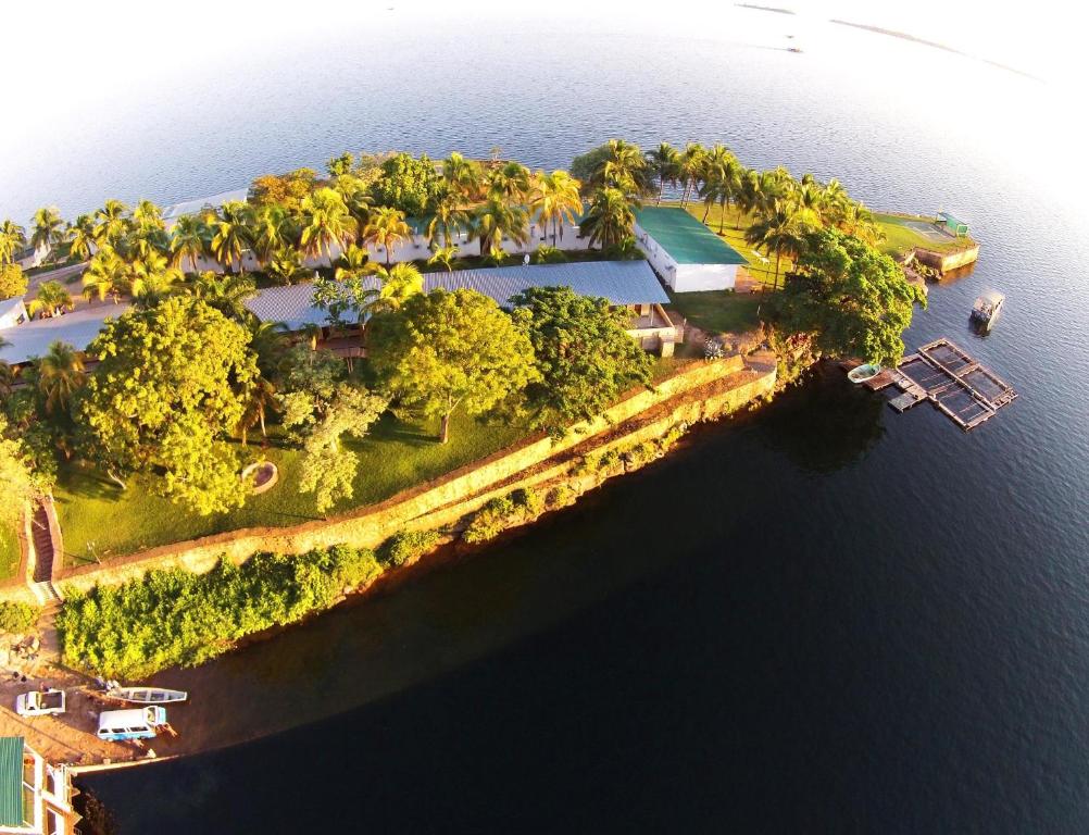 希亚丰加湖泊野生酒店的水面上岛屿的空中景观