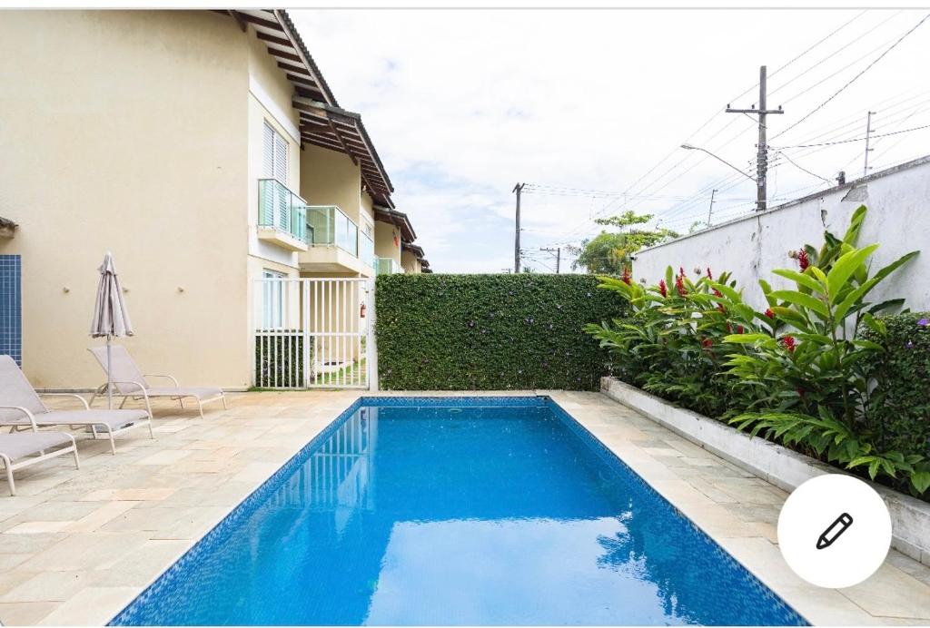 朱奎Casa charmosa Juquehy的一座房子后院的游泳池