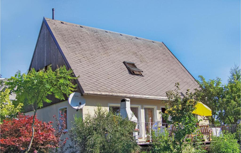 巴特布兰巴赫海纳巴赫街度假屋的白色房子,有棕色的屋顶