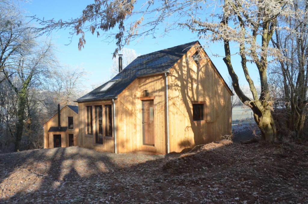GesvesLes cabanes des Pierreux的森林中间的小木房子