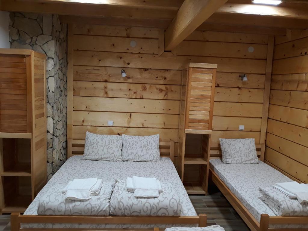 Crni VrhVila Kula的木墙客房的两张床
