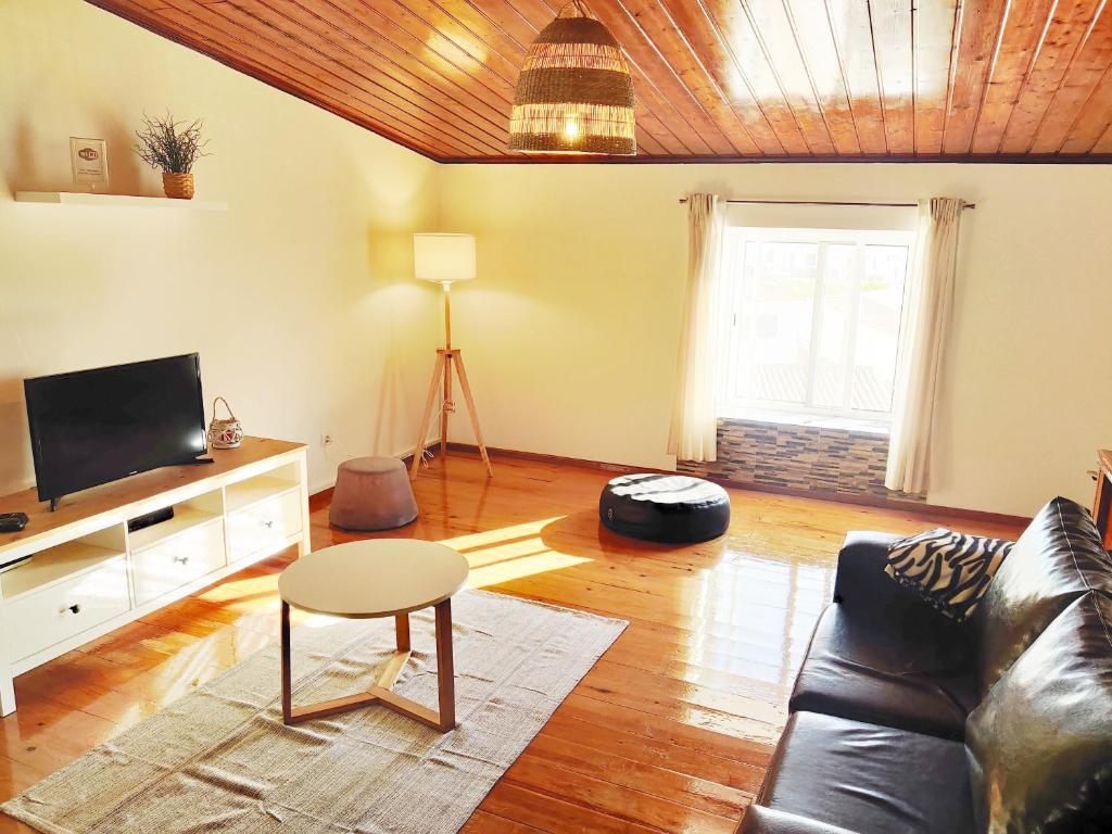 卡拉帕泰拉Casa d'Avó的客厅配有真皮沙发和电视