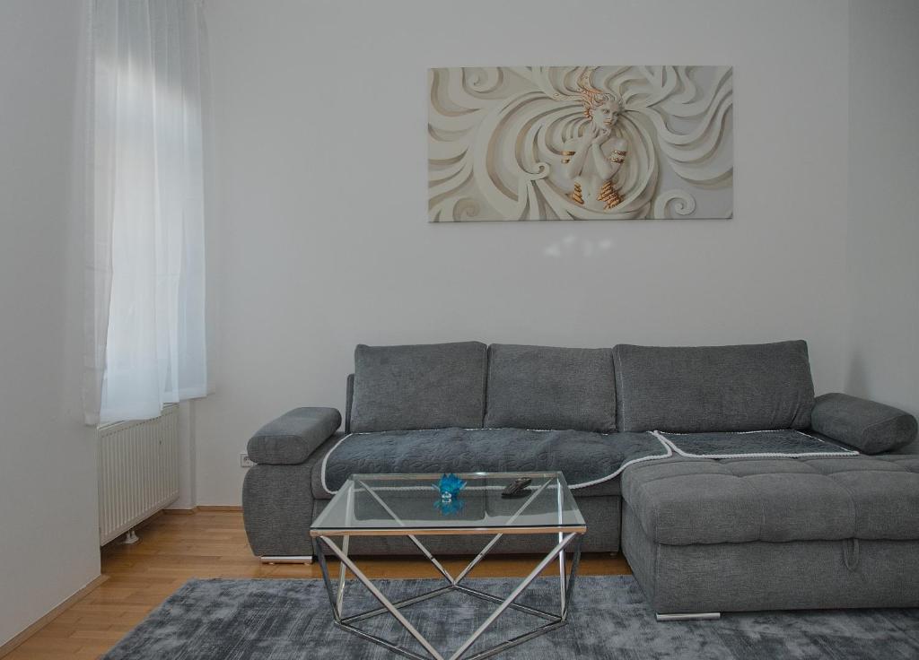 维也纳Blue Lotus Apartment的客厅配有沙发和桌子