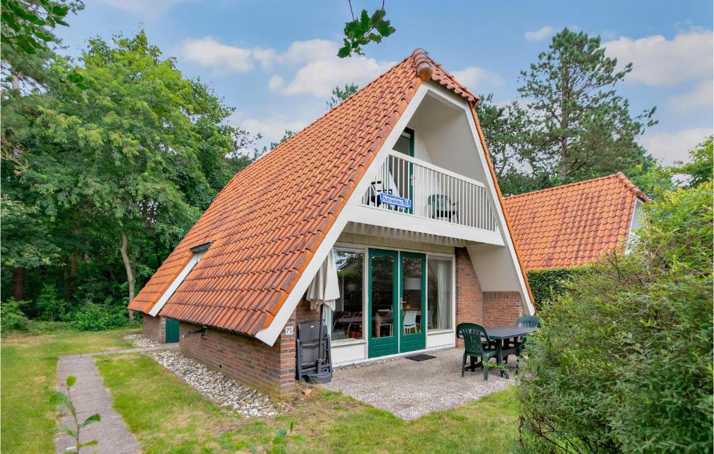VlagtweddeAwesome Home In Vlagtwedde With Kitchen的一座带橙色屋顶的小房子