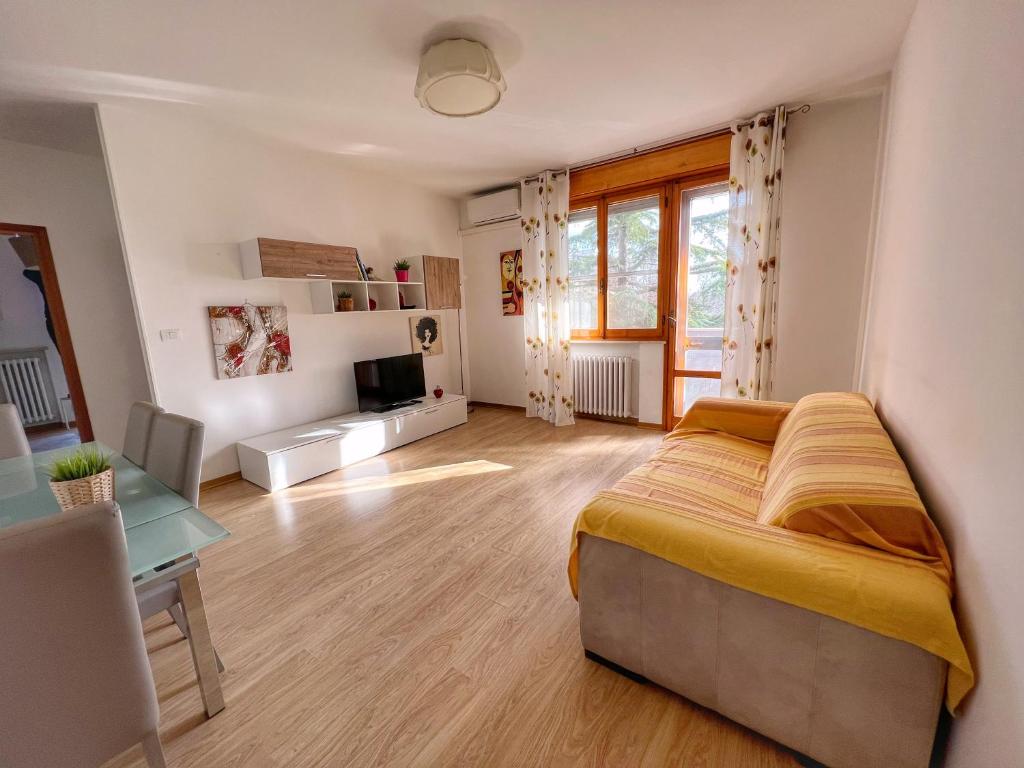 里米尼Lovely apartment a due passi dal mare的一间卧室配有一张床、一张书桌和一台电视