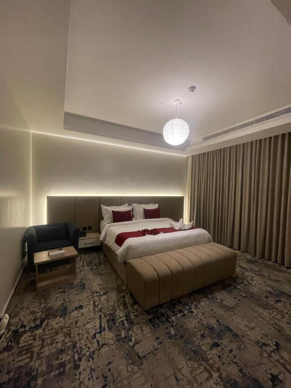 吉达Golden New Quraish Jeddah的一间卧室配有一张床、一张沙发和一把椅子