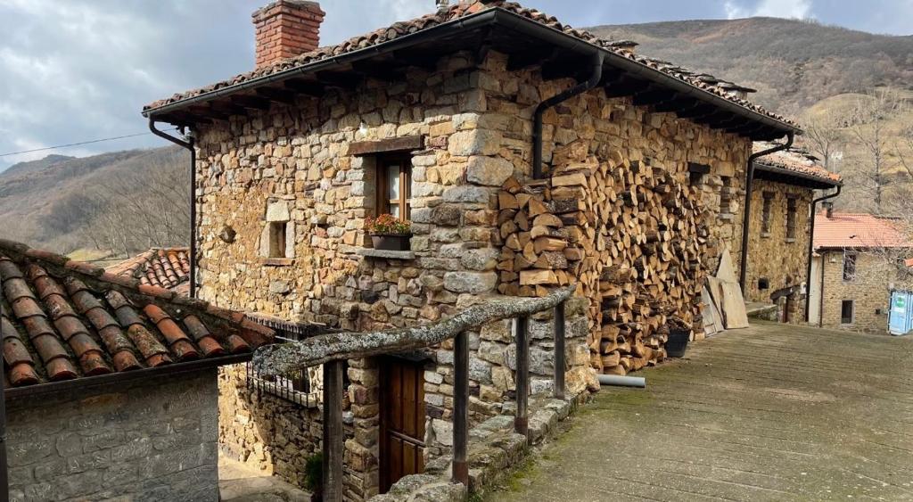 莱昂Elpajardeportilla的一座古老的石屋,有一堆木头