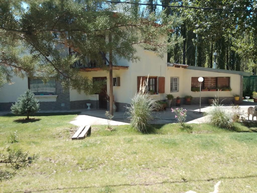 马拉圭Nuestro Hogar的前面有院子的房子