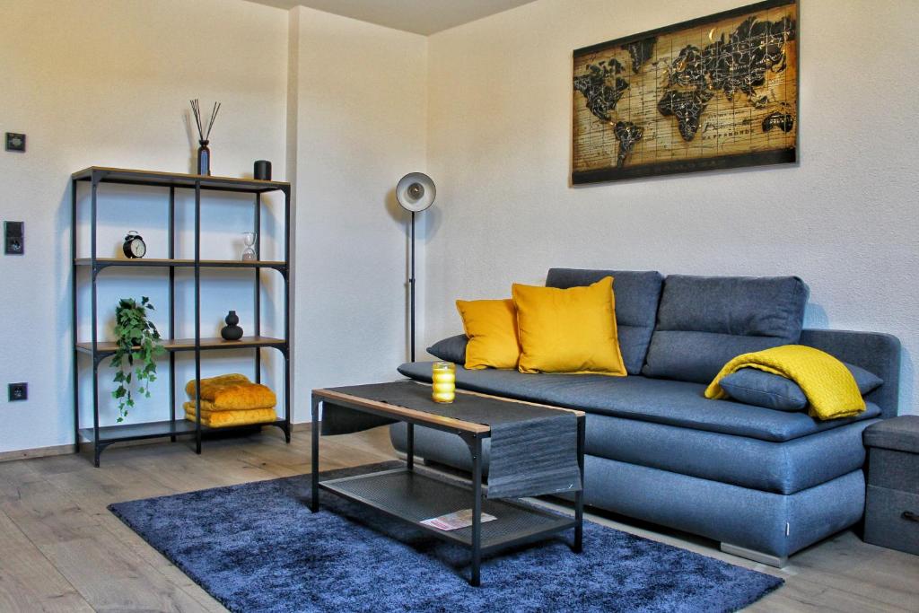 格蒙登Idyllische Suite in Zentrumsnähe mit Parkplatz Top 1的客厅配有蓝色的沙发和桌子