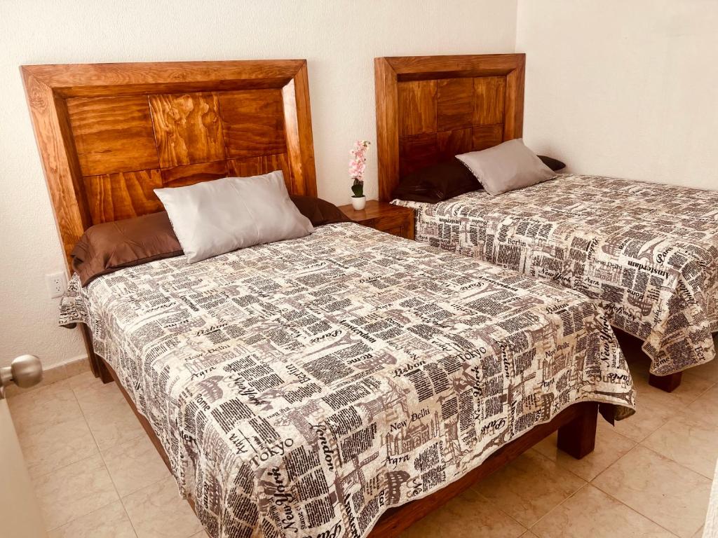 伊斯塔帕CASA HUELLAS EN LA ARENA的两张床位 - 带两张西德西德床