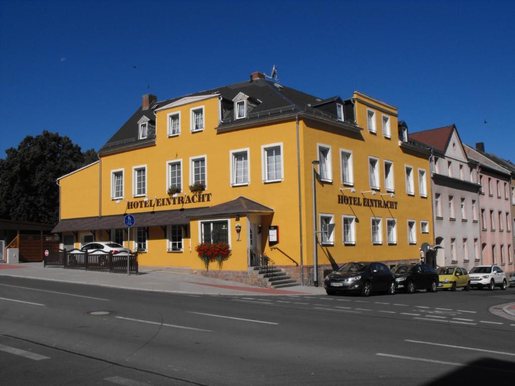 米特韦达Hotel Eintracht的街道边的黄色建筑