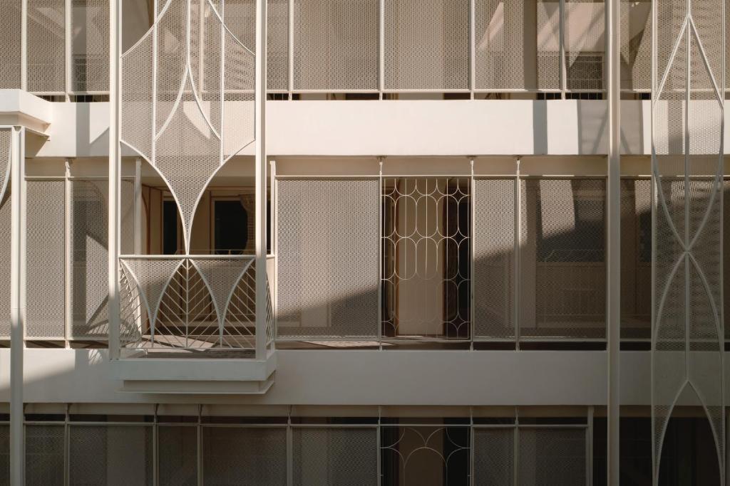 曼谷YANH Ratchawat Hotel的建筑的外形,窗户上反射着反射
