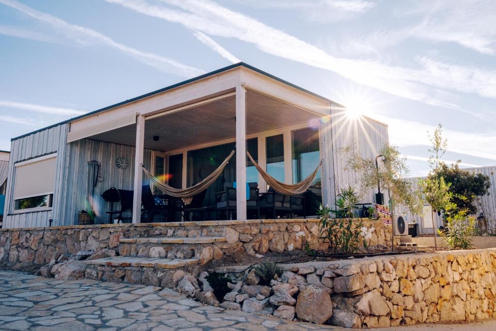 帕科坦Buqez resort Drage, villa Vita 50的一座石墙的房子,上面有阳光