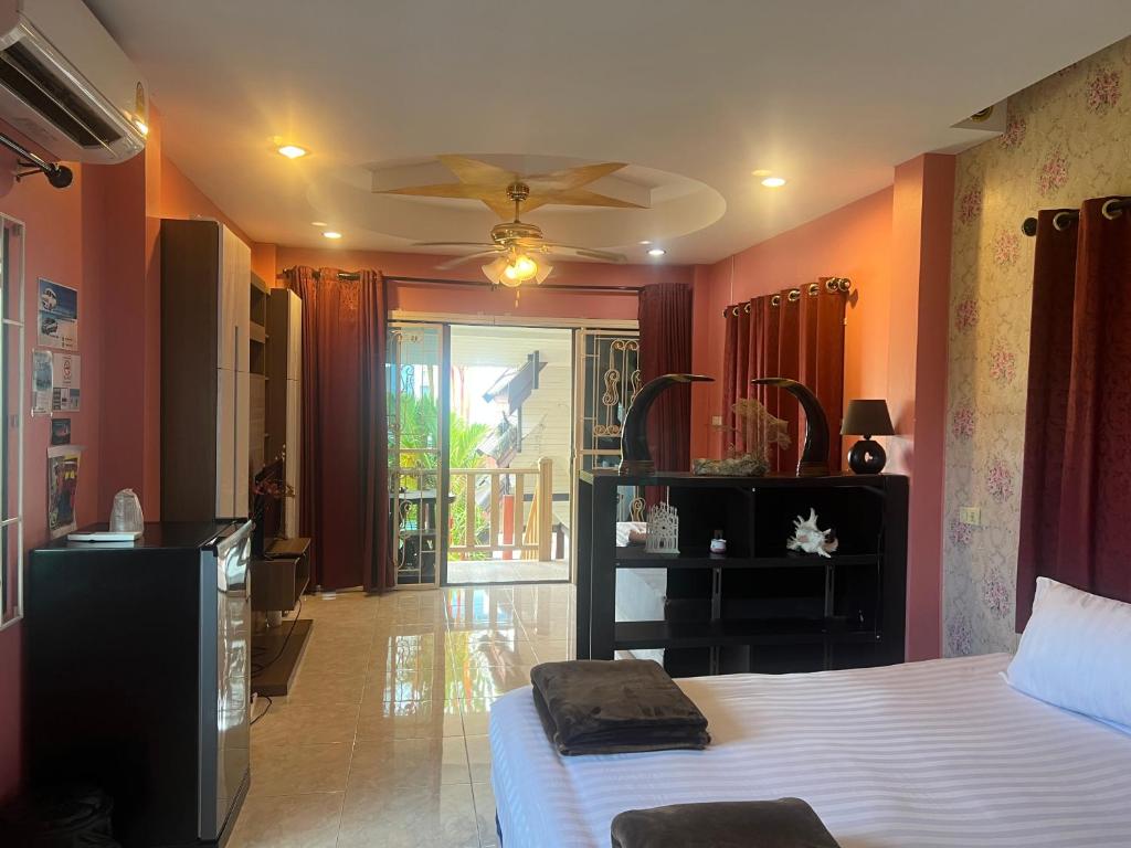 Ban Bang PhaiGolf House的一间卧室拥有橙色的墙壁和一张床铺,天花板
