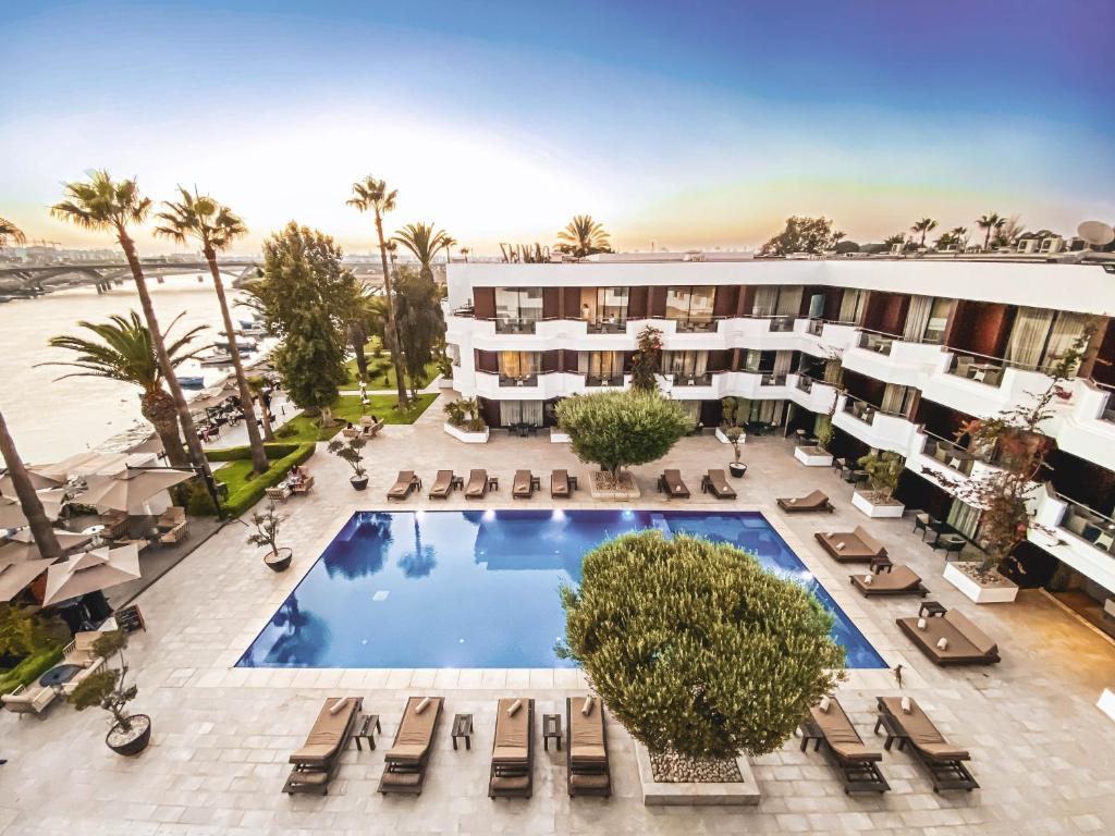 塞拉Dawliz Rabat Art & Spa的享有酒店高空的景致,设有游泳池和椅子