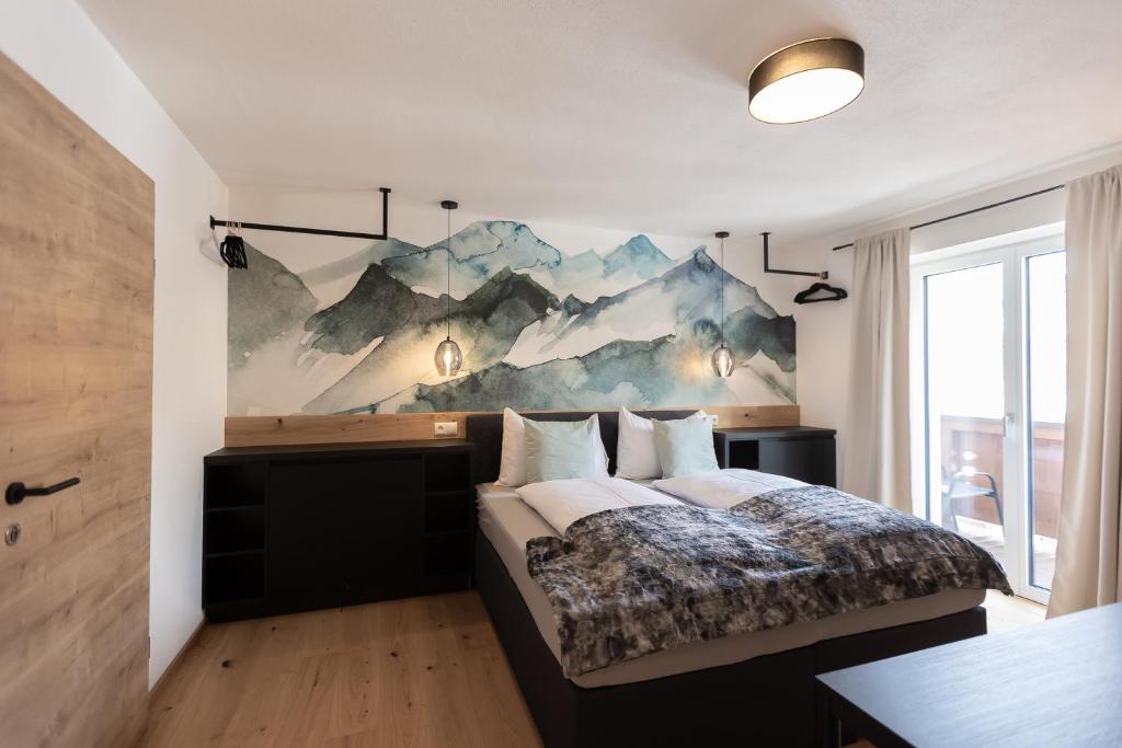 瓦格赖恩瑞普勒旅馆的卧室配有一张床,墙上挂有绘画作品