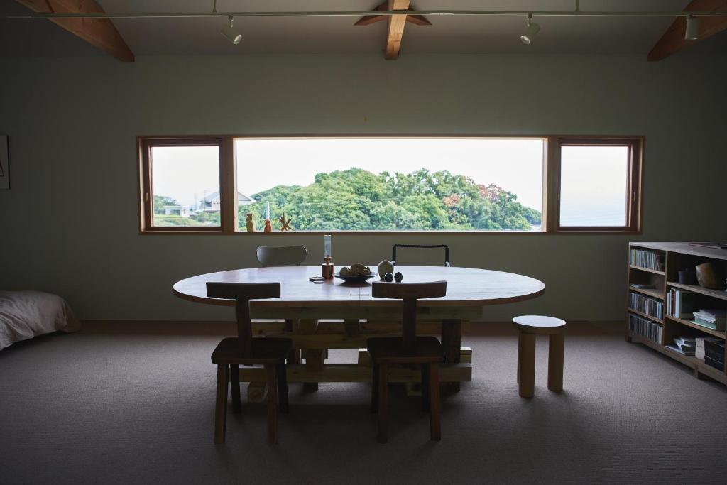 淡路WORM的客房设有桌椅和窗户。