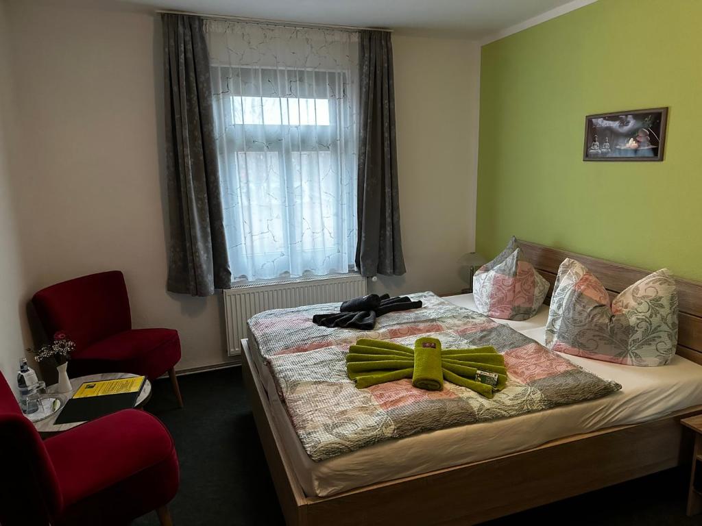 Sanitz安妮旅馆的一间卧室配有一张带横跨床的卧室