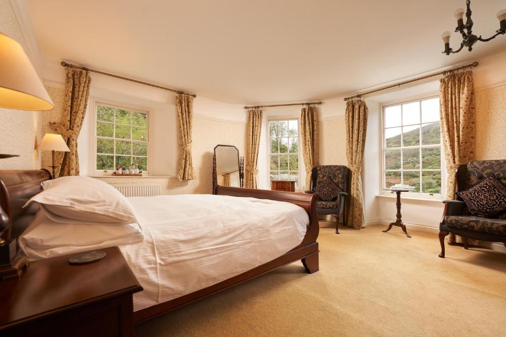 博斯卡斯尔威灵顿酒店的一间卧室设有一张大床和两个窗户。
