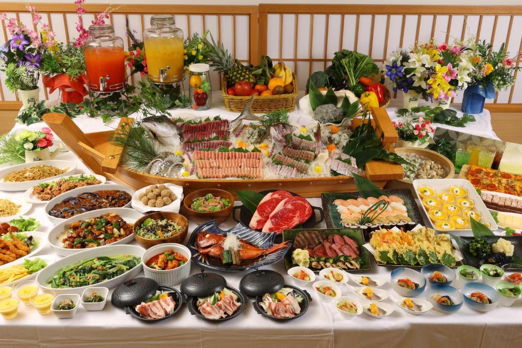 伊东Wellness Forest Ito - Kyoritsu Resort的自助餐,餐桌上有许多不同类型的食物
