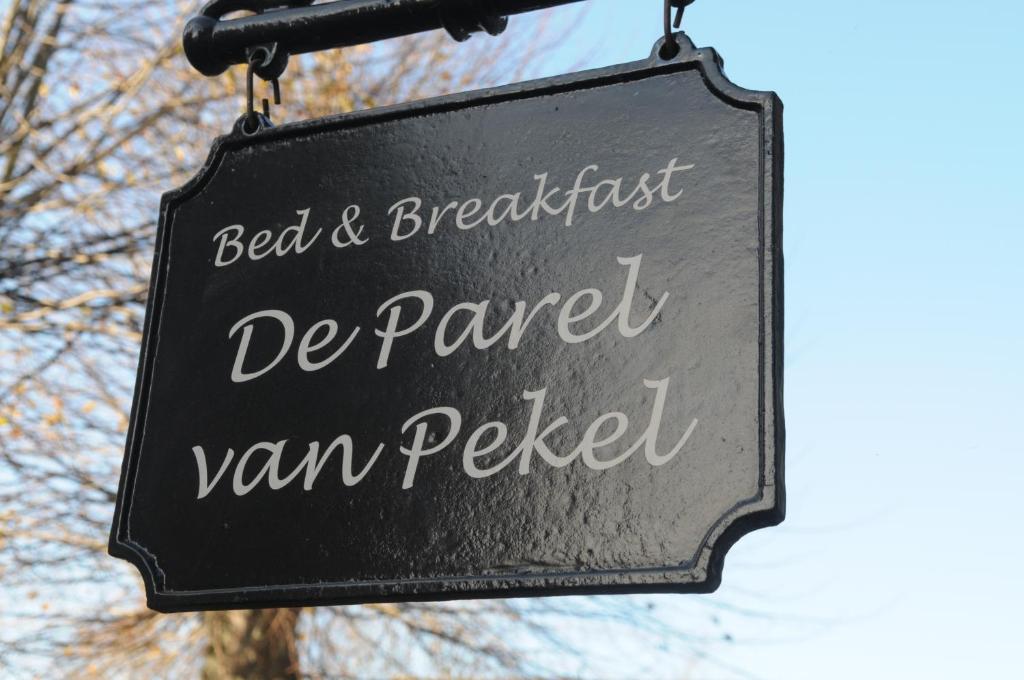 新佩克拉De Parel van Pekel的读过住宿加早餐的标牌