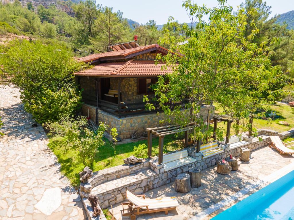 马尔马里斯Sakin Vadi Villas的享有带游泳池的房屋的空中景致