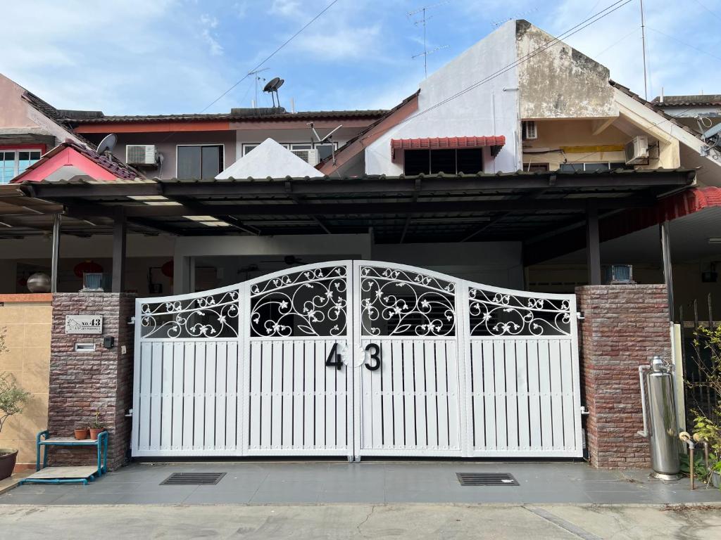 麻坡M Guest House2的房屋前的白色门