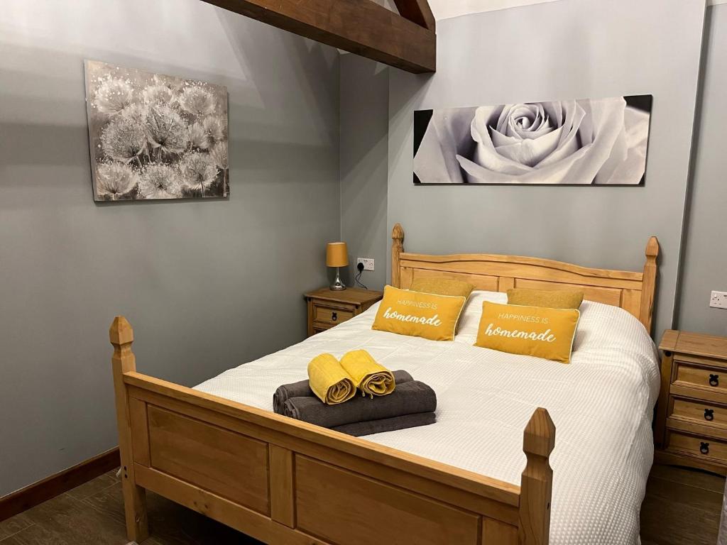 阿伦德尔Rife Lodges的一间卧室配有一张带两个黄色枕头的床